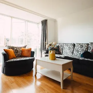 Goldenglow 15 Min Airport Appartement