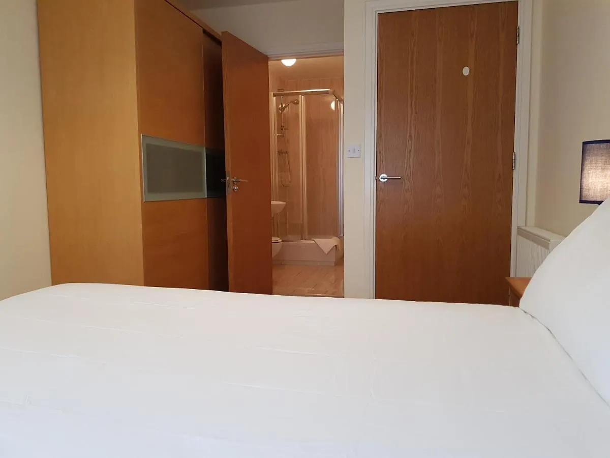 Dublin Airport Room ホームステイ